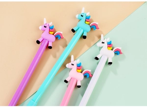 Detailansicht von vier kreativen Einhorn-Gelschreibern in den Farben Lila, Blau und Rosa