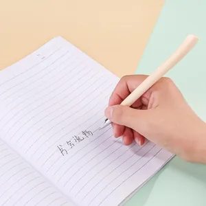 Penna gel creativa a forma di scopa impugnata scrivendo su un blocco note