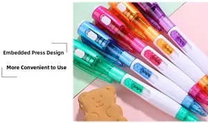 Détail de stylos à bille colorés avec lampe LED et bouton-poussoir intégré pratique