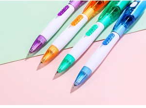 Détail de stylos à bille rétractables multicolores avec poignées antidérapantes texturées