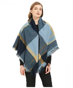 Détail de l'écharpe à carreaux bleus et jaunes avec texture à franges et tricot épais