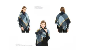 Détail d'une écharpe à carreaux bleu et jaune avec pompons et tissu texturé épais