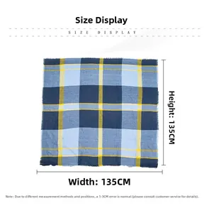 Guide des tailles montrant 135x135cm pour l'écharpe carrée à carreaux bleu et jaune