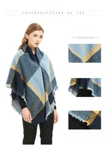 Gros plan d'une écharpe à carreaux bleus et marrons avec maille douce et bords frangés