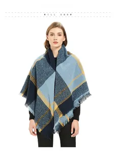 Détail d'une écharpe à carreaux bleu et jaune avec bords effilochés et maille douce