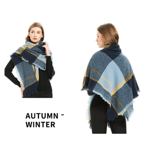 Détail d'écharpe à carreaux bleus et jaunes avec franges, vue châle automne-hiver