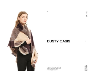Détail d'une écharpe à carreaux bleus et marrons avec franges et motif plaid moderne