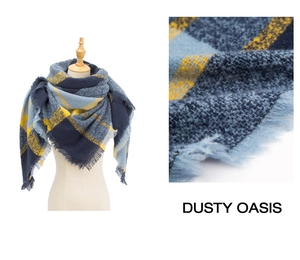 Détail d'une écharpe à carreaux bleu et jaune avec texture tricotée et longues franges