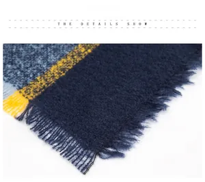 Détail d'une écharpe à carreaux bleus et jaunes montrant la texture douce et franges