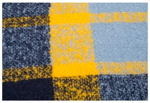 Gros plan sur la texture du tissu écossais bleu et jaune pour écharpe d'hiver épaisse