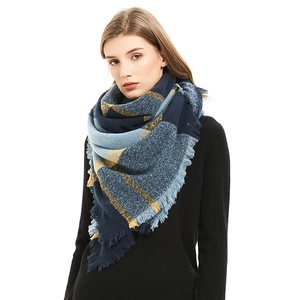 Écharpe en maille à carreaux bleu marine et jaune moutarde avec franges