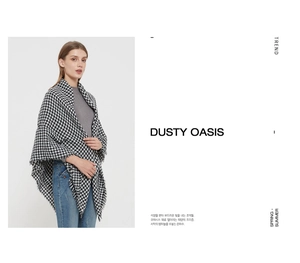 Dettaglio dello scialle in cashmere pied-de-poule bianco e nero con frange