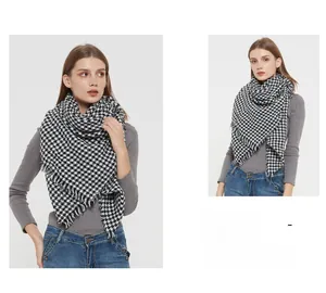 Dettaglio dello scialle in cashmere pied de poule bianco e nero con frange