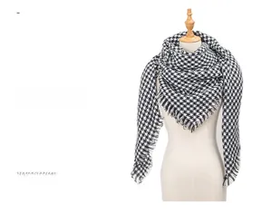 Dettaglio dello scialle in cashmere pied-de-poule bianco e nero con bordi a frange