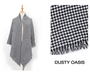 Dettaglio dello scialle in cashmere pied de poule bianco e nero con eleganti frange