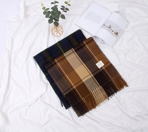 Détails de foulards à carreaux classiques avec franges en laine marron et bleu