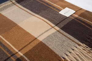 Détail du tissu d'écharpe à carreaux doux avec texture fine et franges élégantes