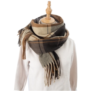 Écharpe châle à carreaux classique avec franges sur un mannequin en bois