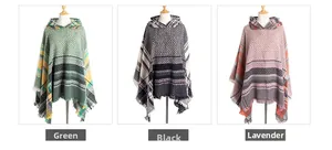 Drieluik van gebreide capuchonponcho's in groen, zwart en paars met franjes