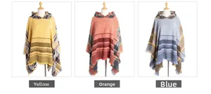 Detail van gebreide poncho met capuchon, ruitpatroon en afwerking met franjes