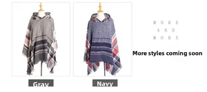 Detail van geruite poncho's met capuchon in grijs en marineblauw met franjes en gebreide stof