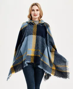 Detail eines karierten Kapuzenponchos mit Fransen in Blau-Gelb-Karomuster