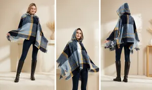 Detail eines blau-gelben Karo-Ponchos mit Kapuzendesign und Fransen am Saum