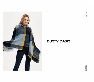 Detail eines karierten Ponchos mit Kapuze in Blau und Gelb sowie Fransenverzierung