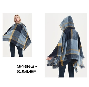 Detail eines blau-gelben Kapuzenponchos mit weichen Fransen und Strickstruktur