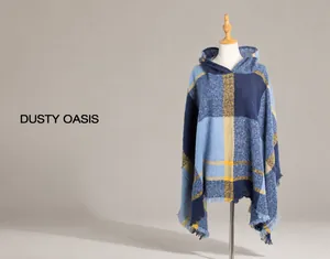 Detailansicht der Fransen und des klassischen Karomusters am Strickponcho mit Kapuze