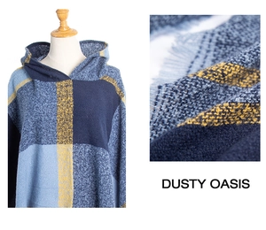 Detail eines karierten Kapuzen-Schals in Blau und Gelb mit Strickstruktur und Fransen