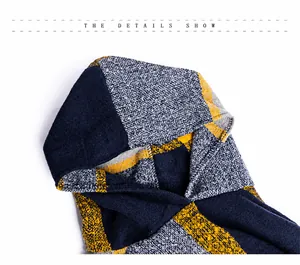 Nahaufnahme von kariertem Strickmuster in Navy, Grau und Gelb eines Damenponchos