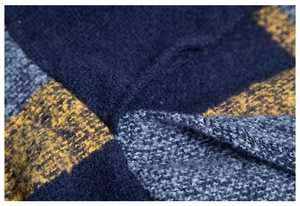 Detailaufnahme von marineblauem und ingwerfarbenem Karomuster mit feiner Naht am Rand