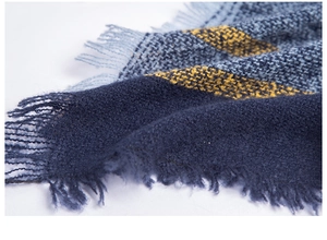 Detailansicht des dunkelblau-gelben Strickschals mit Karomuster und feinen Fransen