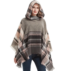 Dames poncho cape met capuchon voorzien van kleurrijk ruitpatroon en franjes aan de zoom