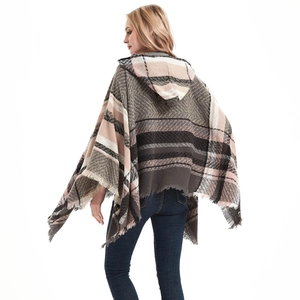 Dames poncho met capuchon en ruitpatroon van zacht breisel met franjes in roze en grijs