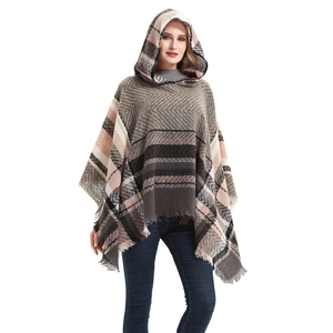 Dames poncho cape met capuchon met roze en grijs ruitpatroon en zachte franjes