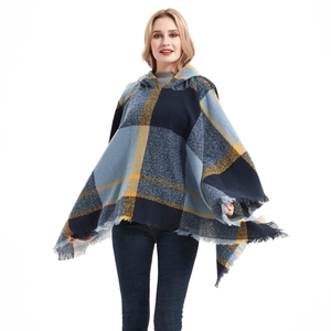 Damen Kapuzenponcho mit blau-gelbem Karomuster, Strickgewebe und Fransen am Saum