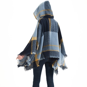 Damen Kapuzen-Poncho mit Karomuster in Blau und Gelb und Fransen am Saum