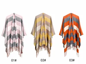 Detalle de ponchos con rayas geométricas y flecos largos en tres combinaciones