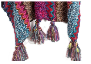 Λεπτομέρεια από μποέμ πλεκτή εσάρπα με πολύχρωμα σχέδια ζιγκ-ζαγκ και υφαντά κρόσσια