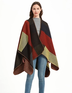 Dettaglio dello scialle a quadri color-block con maglia spessa e bordi cuciti artigianalmente