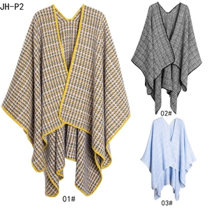 Trois options de couleurs pour ponchos en tricot pied-de-poule avec bordure finie