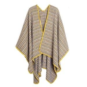 Détail du châle en tricot pied-de-poule avec bordure jaune et motif classique