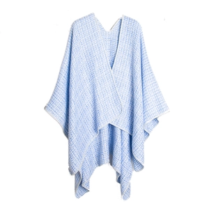 Poncho tricoté bleu clair et blanc à motif pied-de-poule et ourlet fendu pour femme