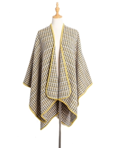 Détail d'un châle en maille pied-de-poule jaune avec bords crochetés à la main