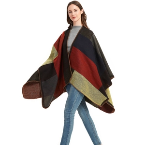 Scialle a maglia da donna con motivo a quadri colorati e design geometrico a mantella