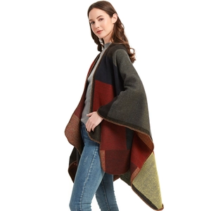 Mantella in maglia da donna con blocchi di colore geometrici e bordi rifiniti per l'autunno