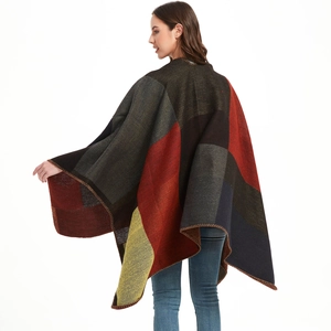 Mantella in maglia a quadri geometrici da donna con motivi colorati e bordi rifiniti