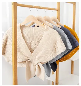 Détails de châles en tricot à motifs ondulés en beige, bleu, gris et jaune à nouer